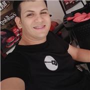 El profesor imparte conocimiento en historia, Geografía,filosofía,democracia y ciencias económicas